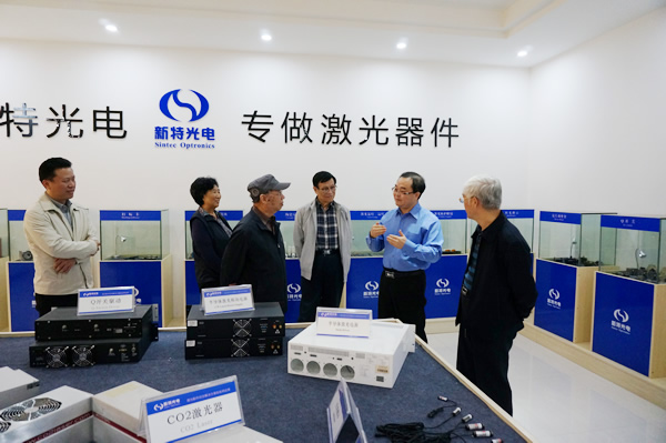 湖北省原人大副主任和武汉市委副书记谢培栋等一行来我司调研考察