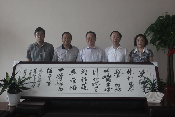 省侨联主席谢余卡来娱乐pg平台考察