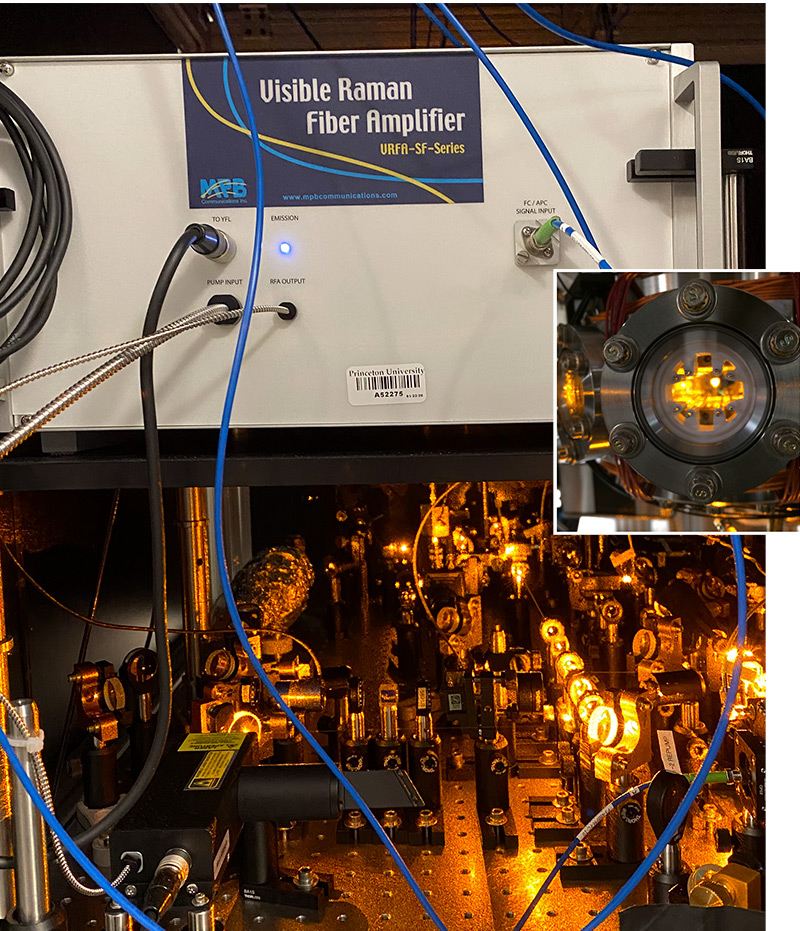 悬浮在真空室内的超冷钠原子云，使用 RFA 激光器主动进行激光冷却。