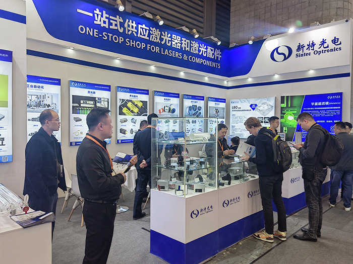 娱乐pg平台工作人员态度热情、专业、耐心地向观众们讲解产品的性能参数