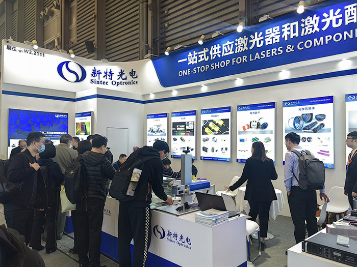 娱乐pg平台工作人员态度热情、专业、耐心地向观众们讲解产品的性能参数