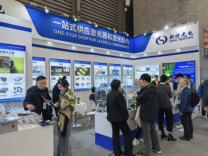 娱乐pg平台工作人员态度热情、专业、耐心地向观众们讲解产品的性能参数