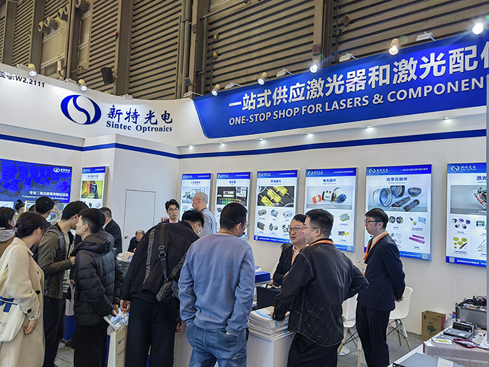 娱乐pg平台工作人员态度热情、专业、耐心地向观众们讲解产品的性能参数